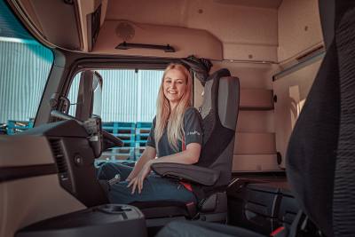 Spotlight on Female HGV Drivers –  ‘Queens of the Road’